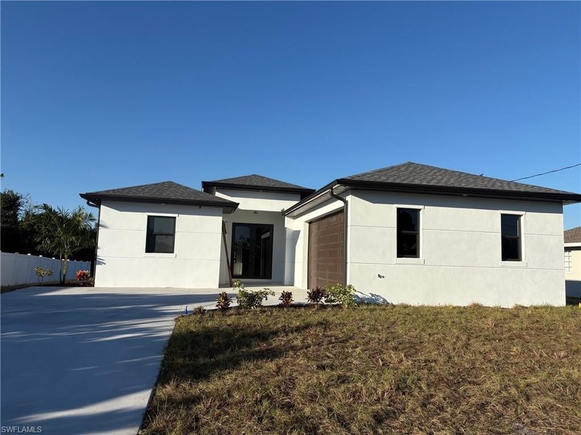 Ready to move in!!! Beautiful new construction home in a quiet - Beach Home for sale in Lehigh Acres, Florida on Beachhouse.com