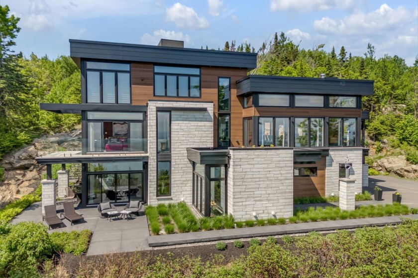 Decouvrez le luxe ultime a Charlevoix avec cette prestigieuse - Beach Home for sale in Les ÉBoulements,  on Beachhouse.com