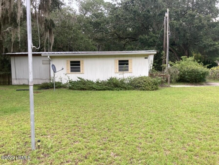 Beautiful place to find peace and quiet!  .68 acres with a small - Beach Home for sale in Saint Helena Island, South Carolina on Beachhouse.com