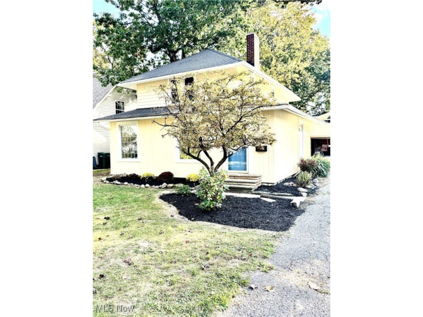 Welcome to this very open floor plan with an abundance of - Beach Home for sale in Mentor, Ohio on Beachhouse.com