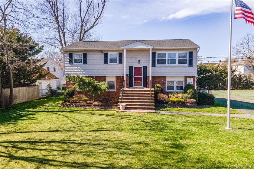 Free Standing Building with ample parking ( and rm for more - Beach Office for sale in Babylon, New York on Beachhouse.com