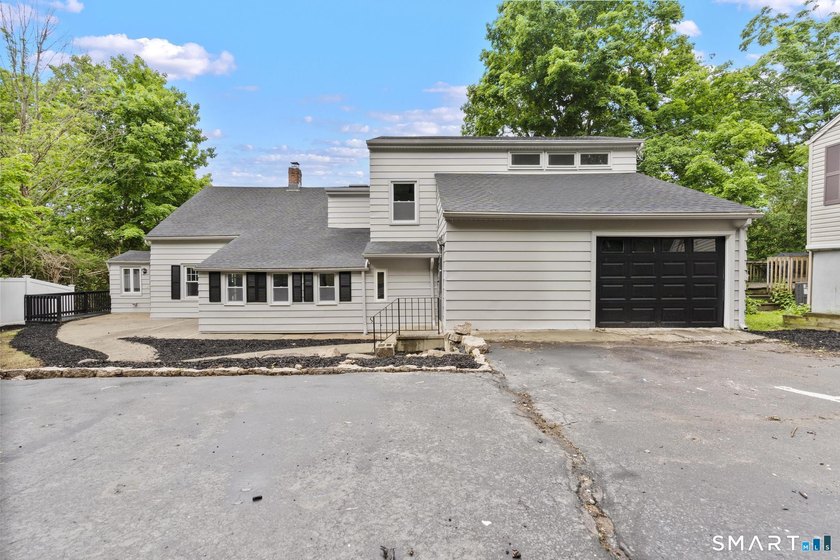 23 Dominican Rd in Branford is a fully renovated 3-bedroom, 2 - Beach Home for sale in Branford, Connecticut on Beachhouse.com