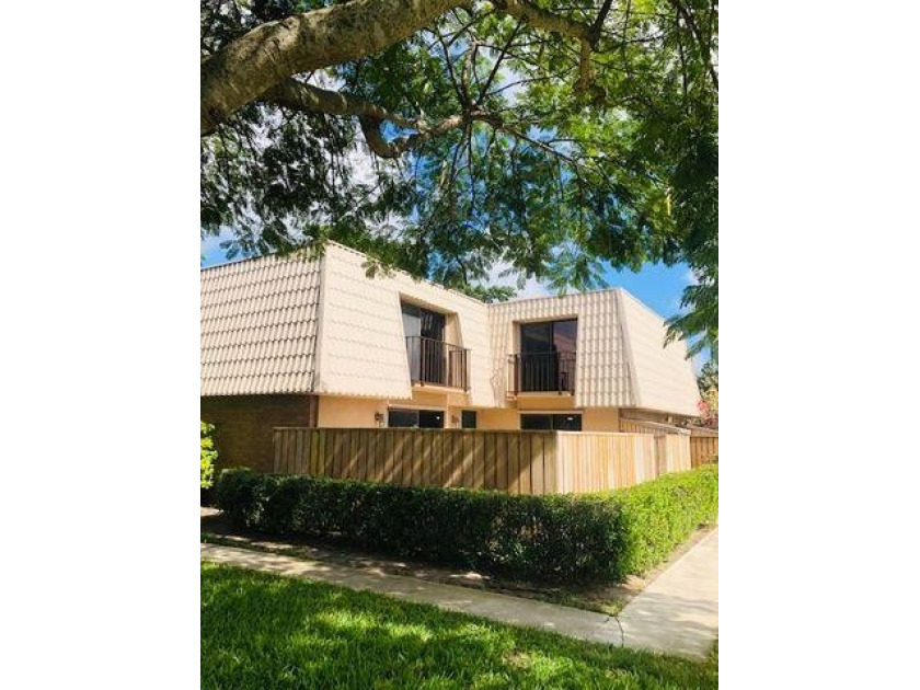 Fantastic 2 bed, 2.5 bath townhome with awesome lake views - Beach Townhome/Townhouse for sale in West Palm Beach, Florida on Beachhouse.com