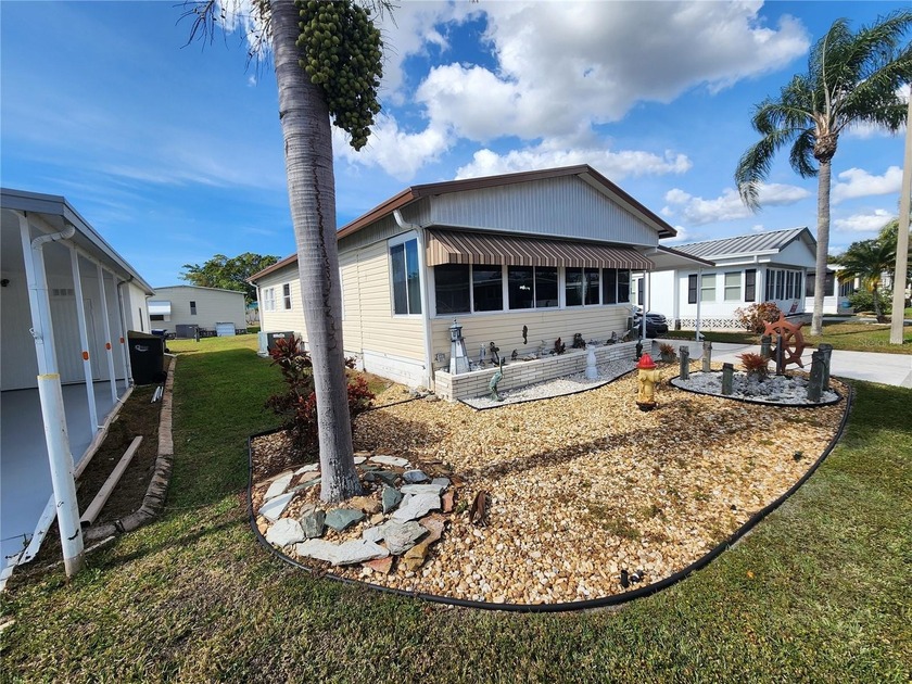 Welcome to Palm Lake Estates, a well-maintained 55+ community - Beach Home for sale in Bradenton, Florida on Beachhouse.com