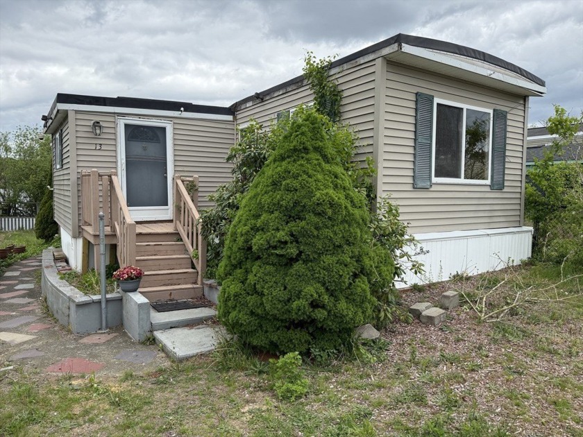 Welcome to this inviting single-wide mobile home with a spacious - Beach Home for sale in Wareham, Massachusetts on Beachhouse.com