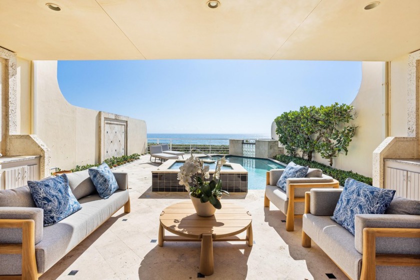 Welcome to 2 Sloans Curve, a stunning and rarely available - Beach Townhome/Townhouse for sale in Palm Beach, Florida on Beachhouse.com