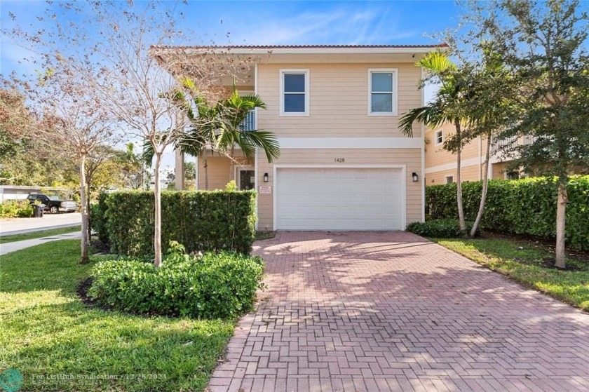 Spacious 4 bedroom, 3.5 bathroom two story townhome with a 2 car - Beach Townhome/Townhouse for sale in Fort Lauderdale, Florida on Beachhouse.com