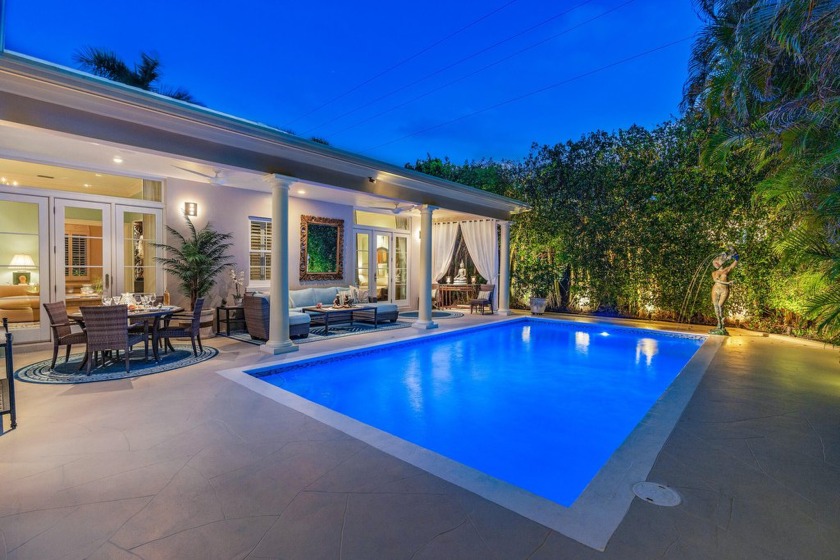 IMPRESSIVE, 1 story, Palm Beach Regency, refined & updated, w - Beach Condo for sale in Palm Beach, Florida on Beachhouse.com