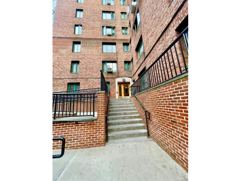 Welcome to this charming and well-maintained 1-bedroom, 1-bath - Beach Condo for sale in Bronx, New York on Beachhouse.com