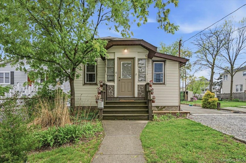 Charming waterfront ranch with stunning views and relaxed - Beach Home for sale in Freeport, New York on Beachhouse.com