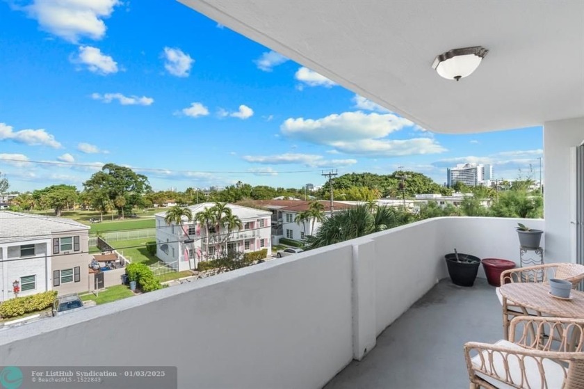 This beautiful 2 bedroom, 2bathroom condominium offers a perfect - Beach Condo for sale in Miami Beach, Florida on Beachhouse.com