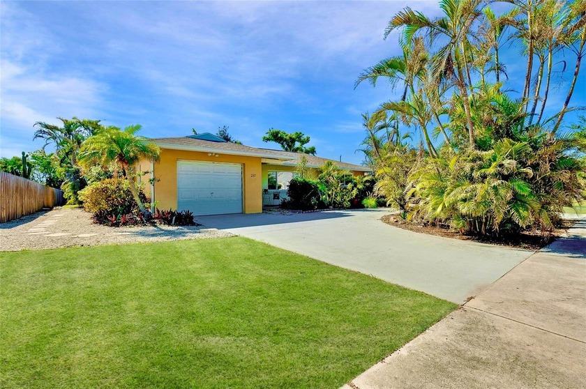 Charming Venice Island Pool Home! Welcome to this 2-bedroom - Beach Home for sale in Venice, Florida on Beachhouse.com