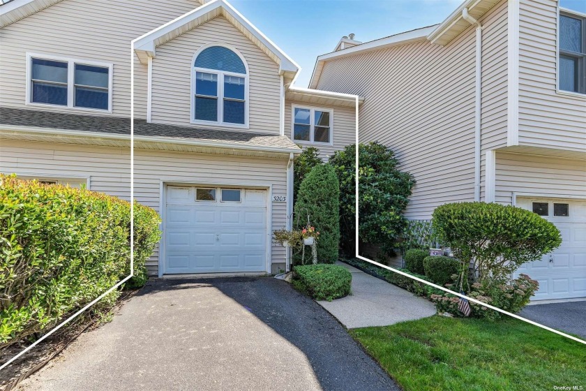 Gorgeous Mint Condition Townhome with garage! Willow Ponds on - Beach Townhome/Townhouse for sale in Riverhead, New York on Beachhouse.com