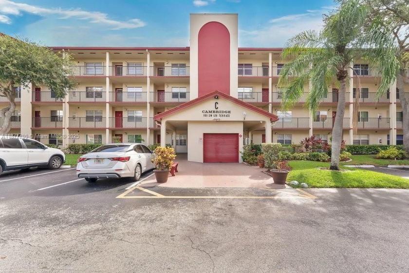 Large and Beautiful 2 bed/2 bath condo offering stunning views - Beach Condo for sale in Pembroke Pines, Florida on Beachhouse.com
