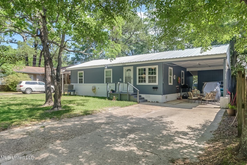 Great Living Space, Great Location! This gem has 3 bedrooms, 1 - Beach Home for sale in Pascagoula, Mississippi on Beachhouse.com