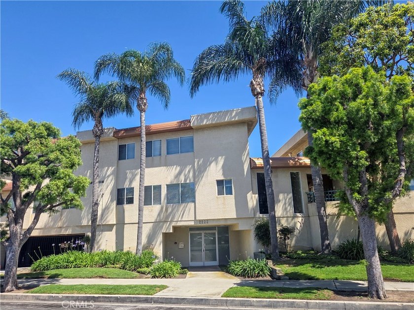 Welcome to this beautiful, spacious end-unit condominium - Beach Condo for sale in San Pedro, California on Beachhouse.com