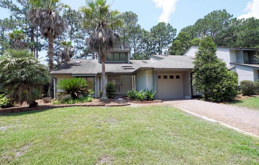 CAREFREE LIVING CAN BE YOURS AT GLENEAGLES GREEN. This is truly - Beach Home for sale in Niceville, Florida on Beachhouse.com