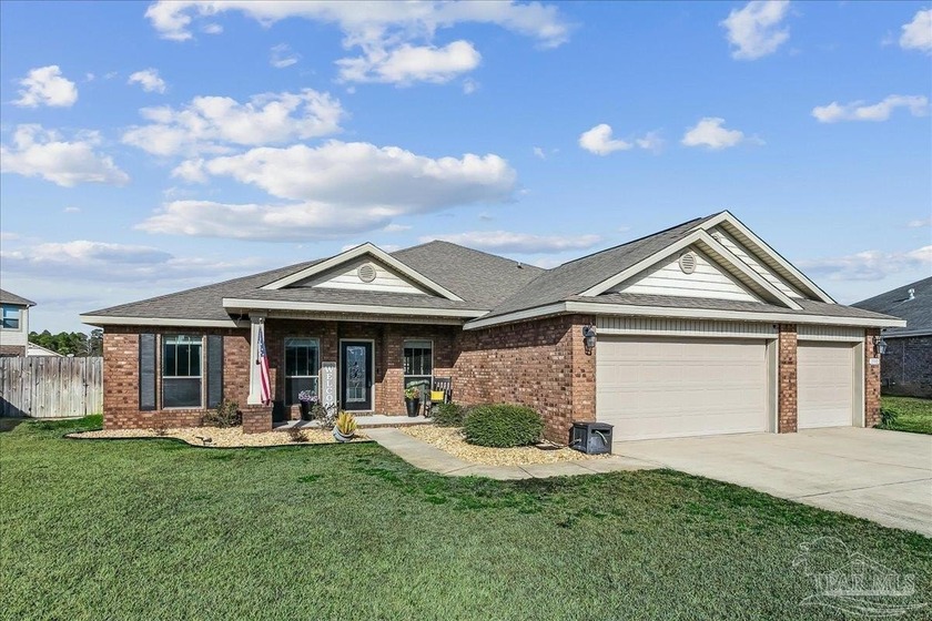 3 CAR GARAGE, POOL, CUL-DE-SAC! This home offers exceptional - Beach Home for sale in Navarre, Florida on Beachhouse.com