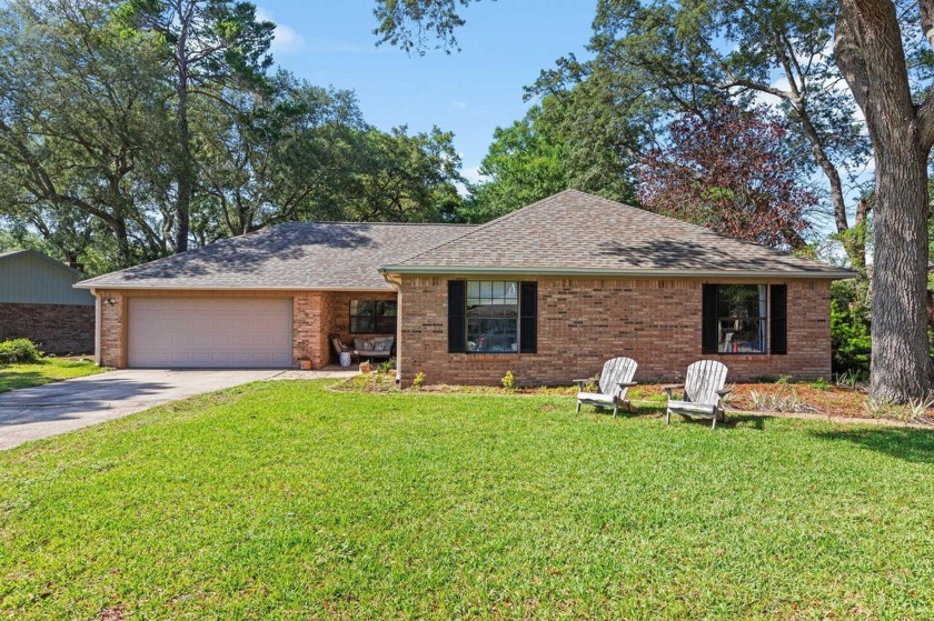 Experience the charm of this freshly roofed home in Niceville - Beach Home for sale in Niceville, Florida on Beachhouse.com