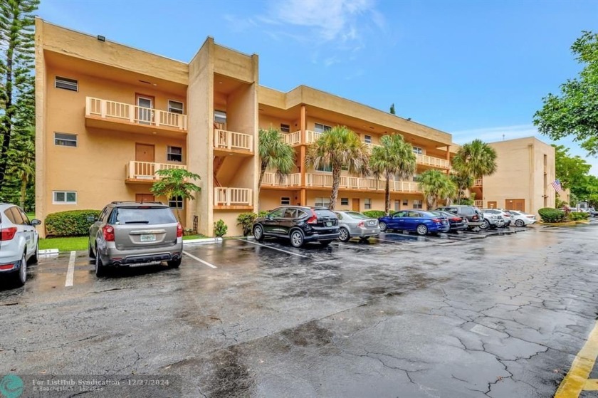 Stunning golf course views! Newly renovated floors with fresh - Beach Condo for sale in Tamarac, Florida on Beachhouse.com