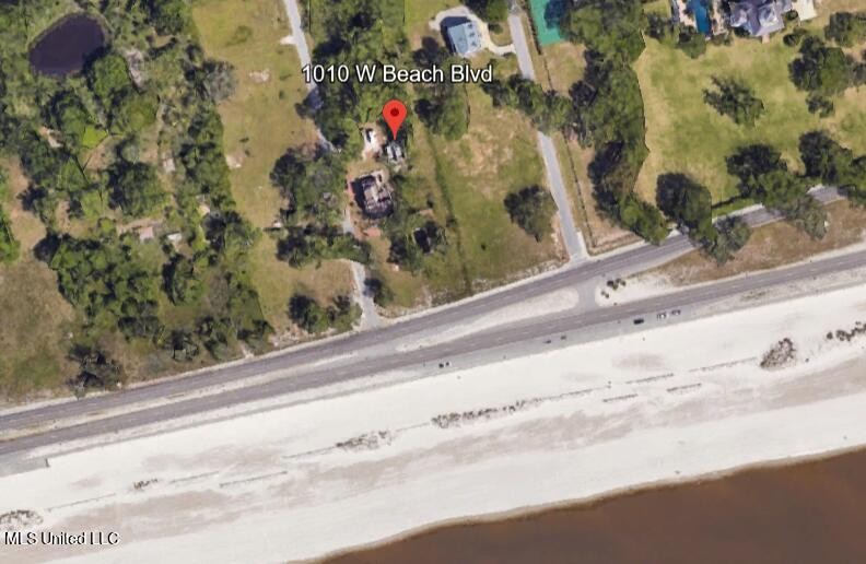 Beachfront property with mature trees and side entrance on - Beach Lot for sale in Pass Christian, Mississippi on Beachhouse.com