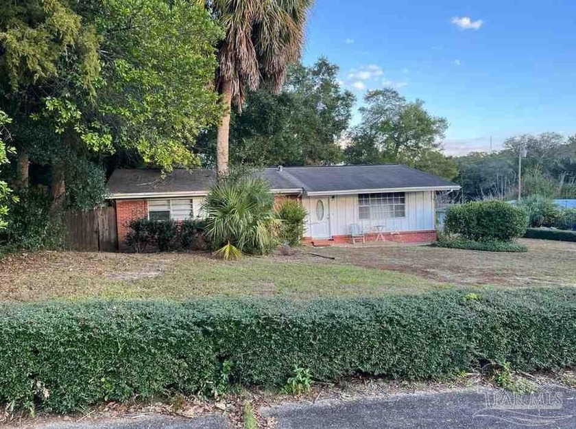 Solid opportunity in the heart of Milton! This 3-bedroom, 2-bath - Beach Home for sale in Milton, Florida on Beachhouse.com