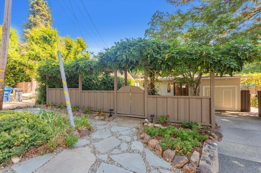 Small but mighty! This is the cutest country charmer 2bed/1bath - Beach Home for sale in Felton, California on Beachhouse.com