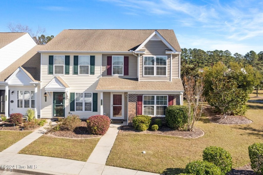 This beautiful townhouse is the perfect opportunity to own a - Beach Townhome/Townhouse for sale in Calabash, North Carolina on Beachhouse.com