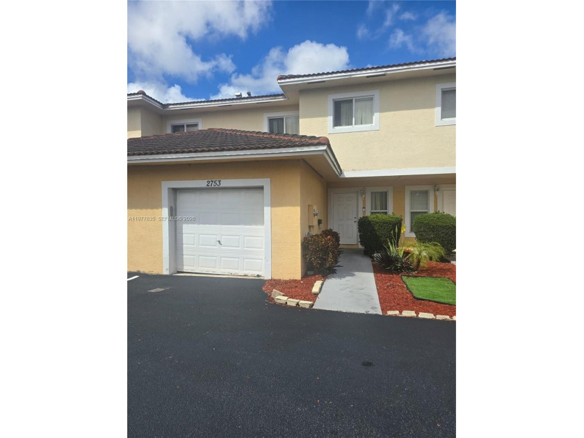 calling all investors and first time buyers well kept 3 bedrooms - Beach Townhome/Townhouse for sale in Pompano Beach, Florida on Beachhouse.com