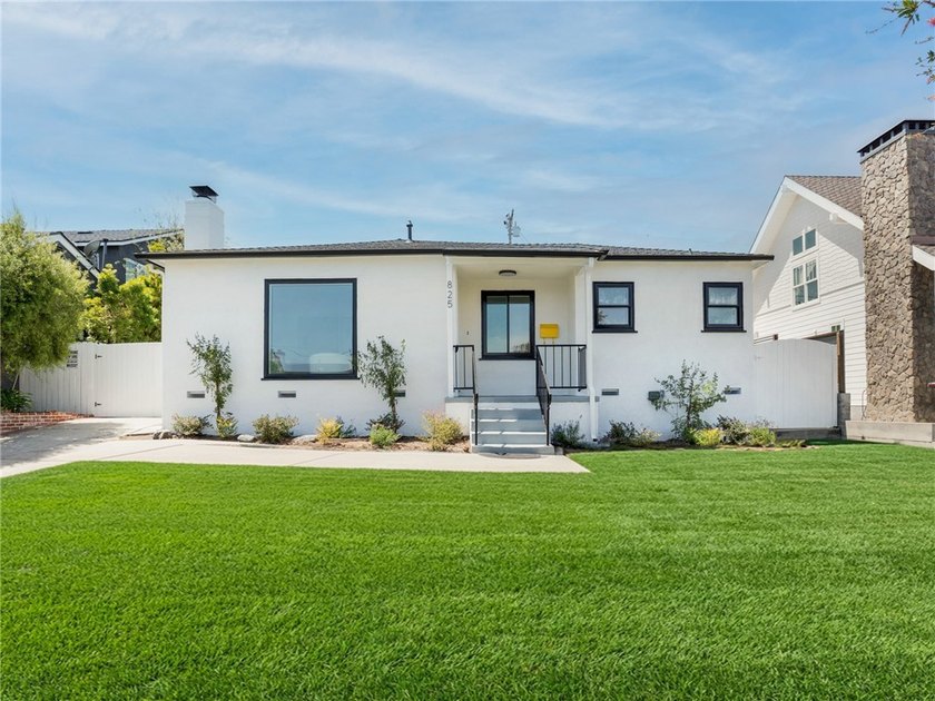 Thoughtfully updated property with a versatile layout and a - Beach Home for sale in El Segundo, California on Beachhouse.com