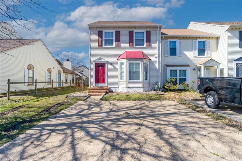 Well maintained end unit townhome with 3 bedrooms and 2.5 baths - Beach Townhome/Townhouse for sale in Virginia Beach, Virginia on Beachhouse.com