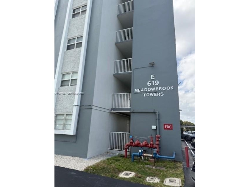 Welcome to 619 NE 14th Ave in the desirable Meadowbrook - Beach Condo for sale in Hallandale Beach, Florida on Beachhouse.com