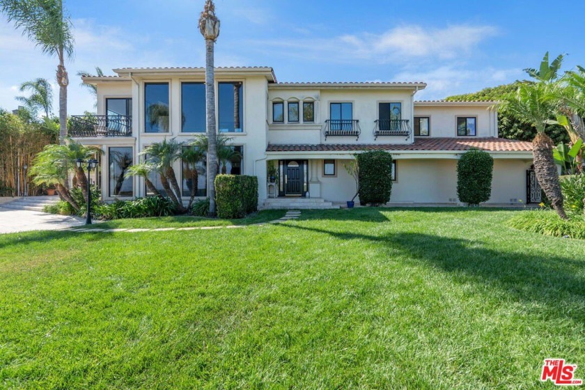 LOCATION, LOCATION, LOCATION! This completely renovated estate - Beach Home for sale in Rancho Palos Verdes, California on Beachhouse.com