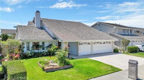 Location, Location, Location. Welcome to this delightful - Beach Home for sale in Huntington Beach, California on Beachhouse.com