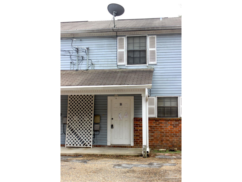 INVESTOR SPECIAL in the heart of Pensacola!! This townhome is - Beach Home for sale in Pensacola, Florida on Beachhouse.com