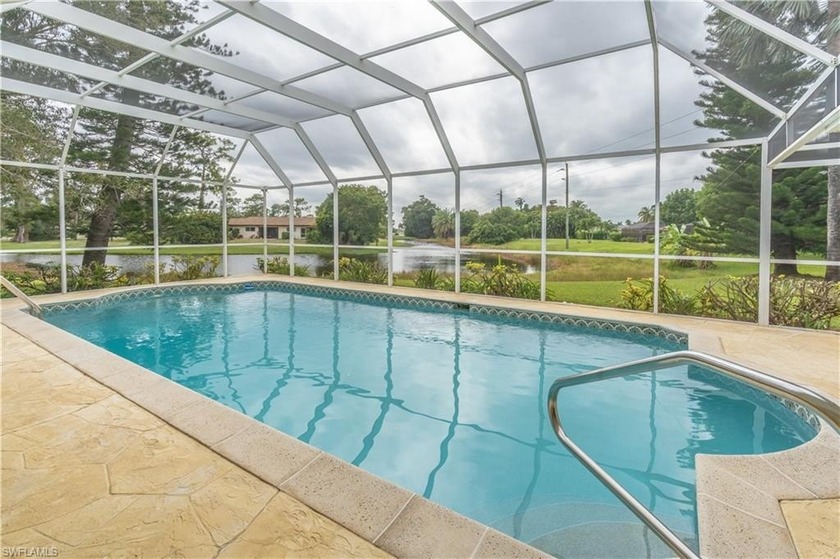 Welcome to 2353 Abbey Ct, a spacious single family pool home - Beach Home for sale in Naples, Florida on Beachhouse.com