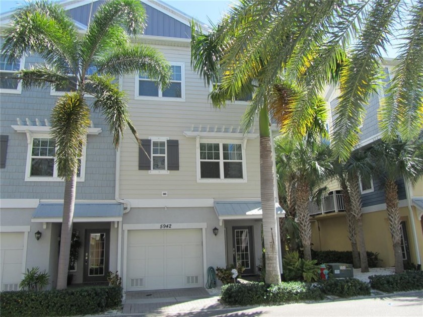 HIGHLY desirable end unit located in The Cove at Loggerhead - Beach Townhome/Townhouse for sale in St. Petersburg, Florida on Beachhouse.com