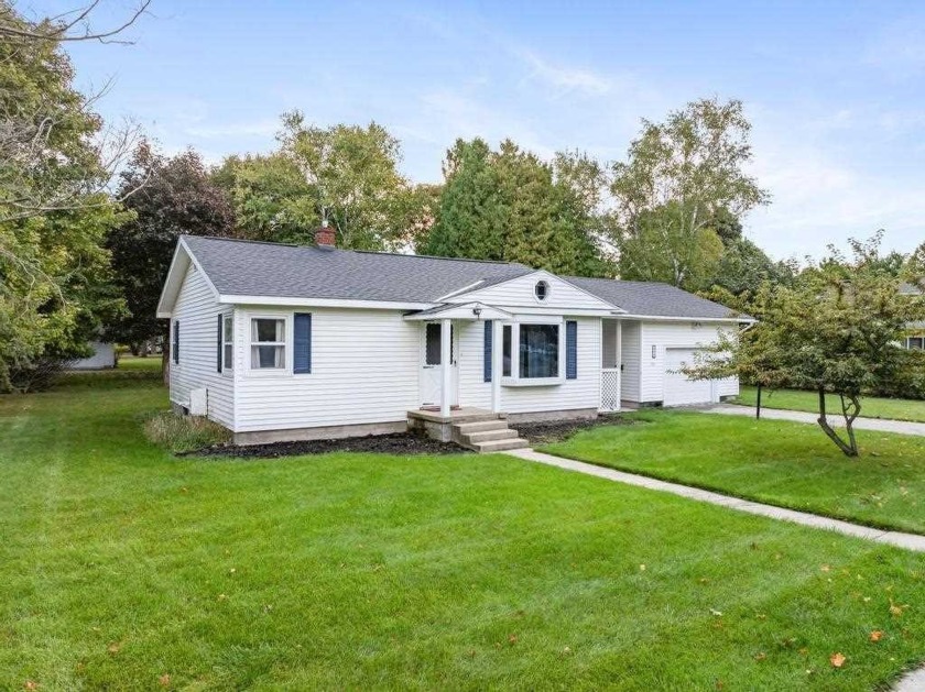 Location is the best. Charming 3-bedroom,1-Bathroom home - Beach Home for sale in Charlevoix, Michigan on Beachhouse.com