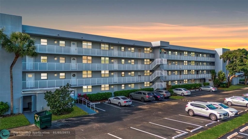 The open floor plan welcomes you w/ large, neutral tiles & ample - Beach Condo for sale in Oakland Park, Florida on Beachhouse.com