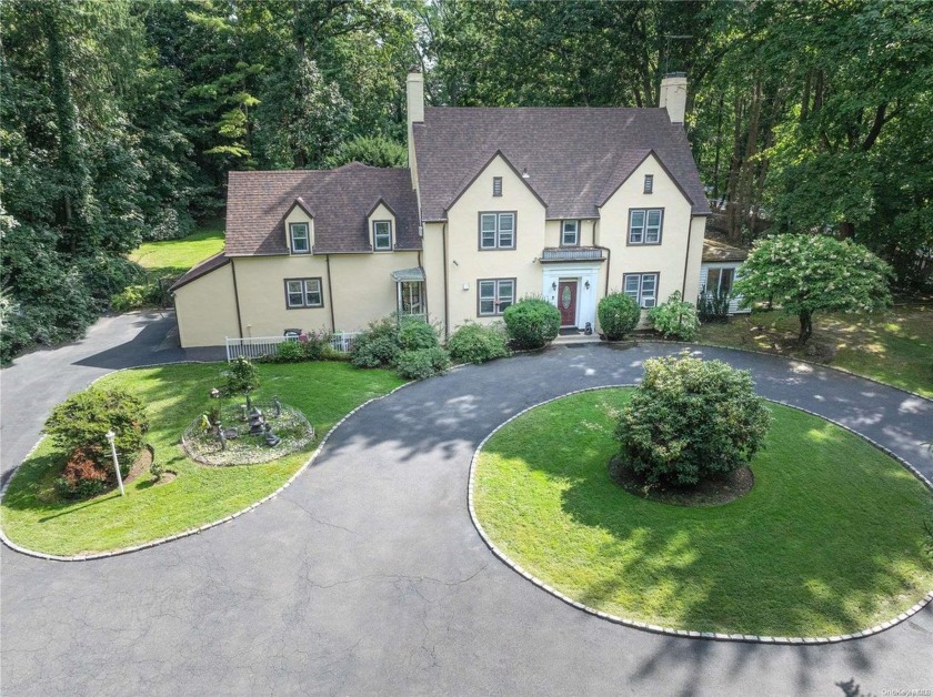 Welcome to the spacious 6-bedroom Colonial located in the - Beach Home for sale in Sands Point, New York on Beachhouse.com