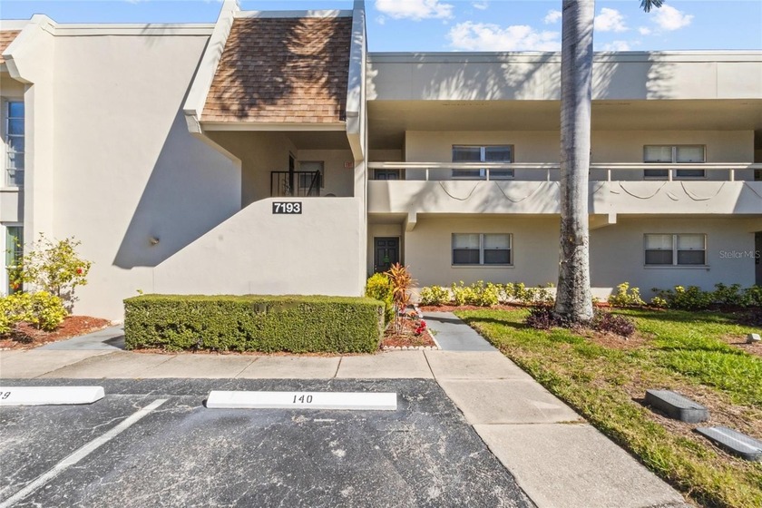 Looking for a 2-bed condo in Palm Aire with golf views? This - Beach Condo for sale in Sarasota, Florida on Beachhouse.com