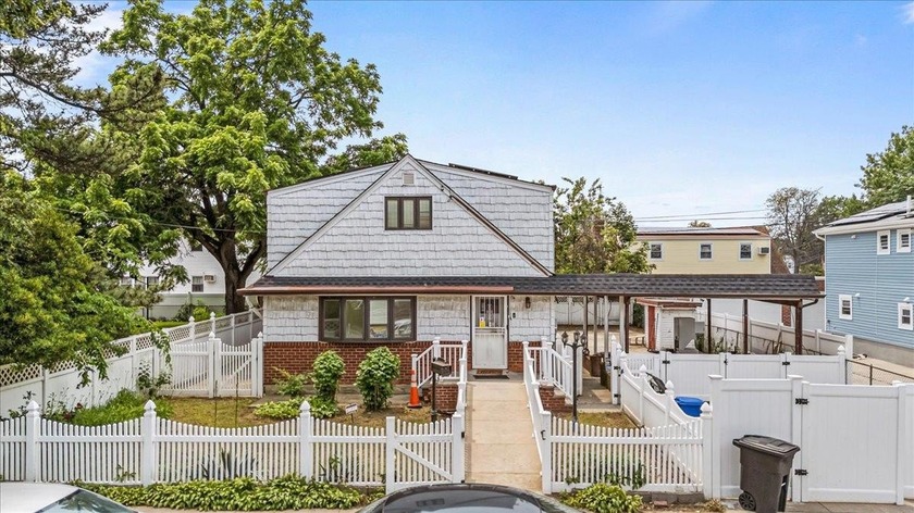 Great opportunity to own a spacious two-family home on a rare - Beach Townhome/Townhouse for sale in Jamaica, New York on Beachhouse.com