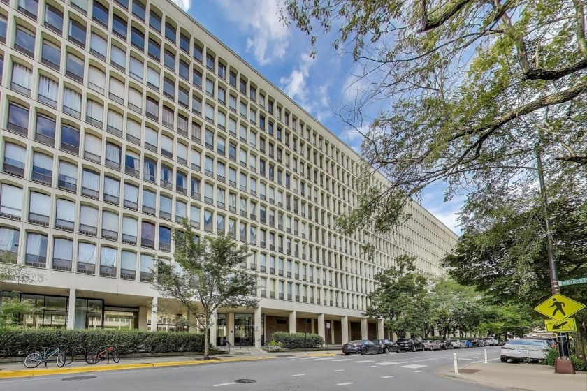 Located just steps from the University of Chicago campus, this - Beach Condo for sale in Chicago, Illinois on Beachhouse.com