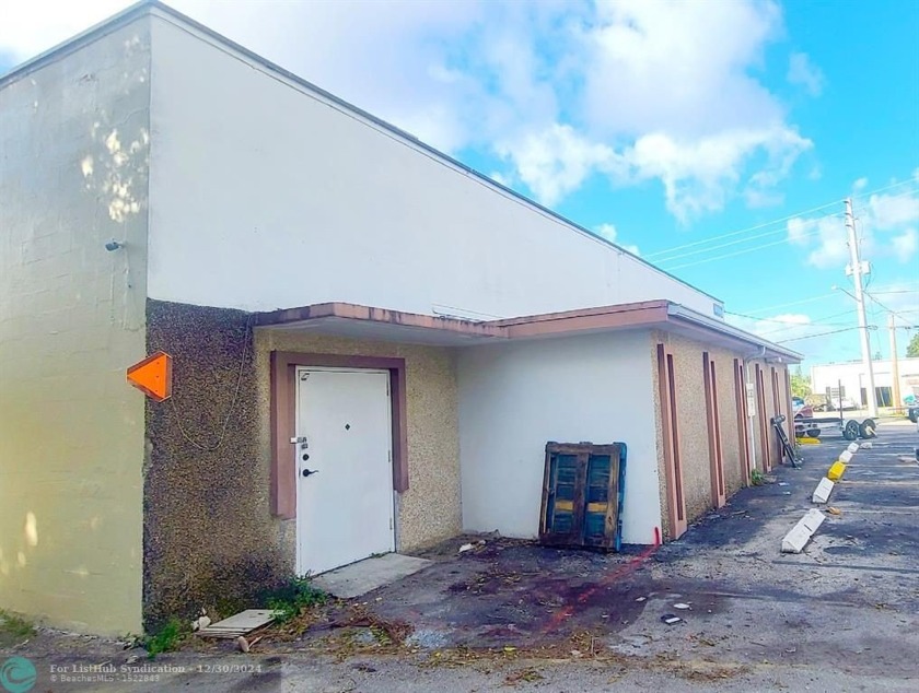 FOR SALE IN POMPANO BEACH - 1800 SW 7th Ave: This 1,215 +/- SQFT - Beach Commercial for sale in Pompano Beach, Florida on Beachhouse.com