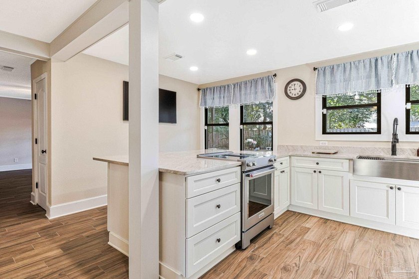 Welcome to 103 Highpoint Dr in Gulf Breeze! This 4-bedroom - Beach Home for sale in Gulf Breeze, Florida on Beachhouse.com