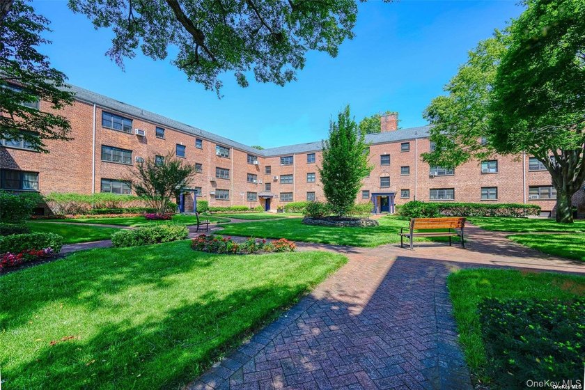 Pristine 1-Bedroom Co-Op Adjacent to the Village Green - Beach Home for sale in Great Neck, New York on Beachhouse.com