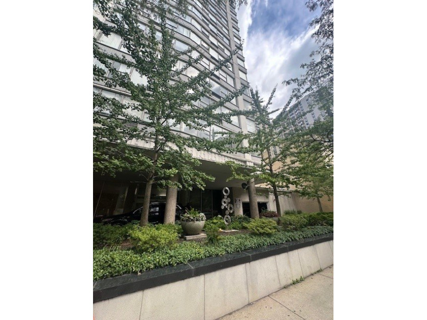 Just steps from the Lakefront Trail at Kathy Osterman Beach in - Beach Condo for sale in Chicago, Illinois on Beachhouse.com