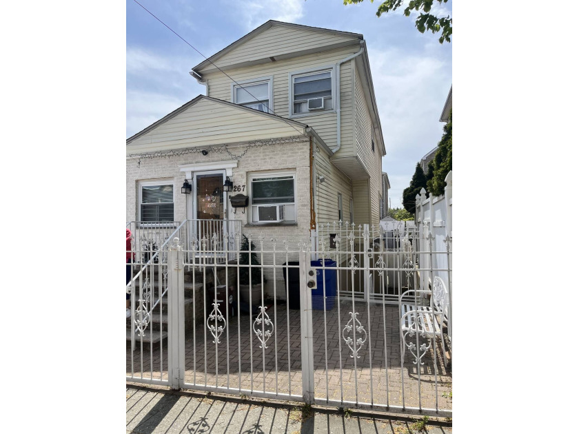 267 Robinson Ave - Beach Lot for sale in Bronx, New York on Beachhouse.com