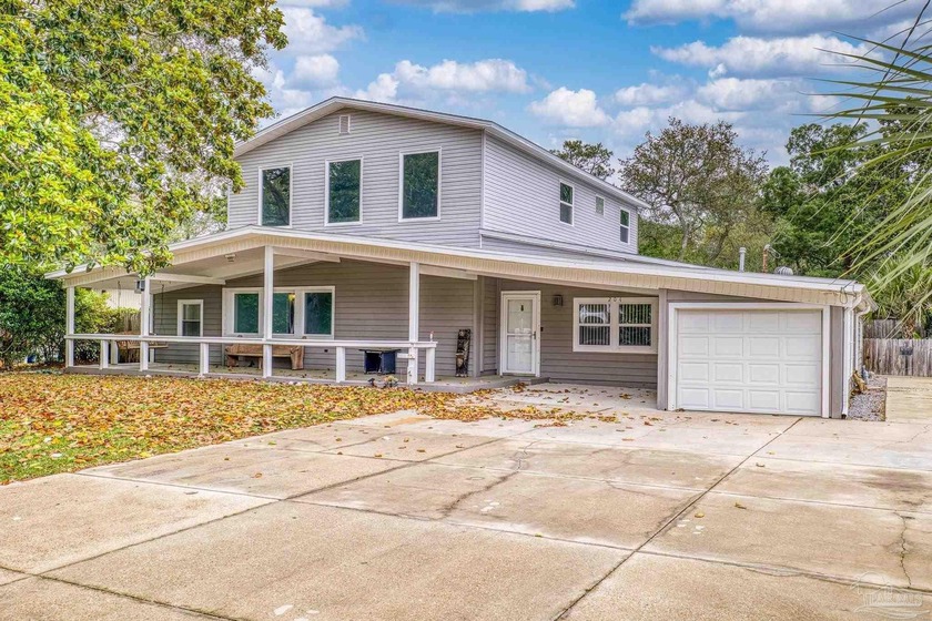 Unique 5 bedroom house in Gulf Breeze Proper. Spacious with open - Beach Home for sale in Gulf Breeze, Florida on Beachhouse.com