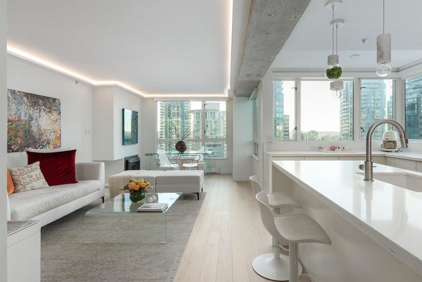 Welcome to Pointe Claire, a luxury high-rise nestled in the - Beach Condo for sale in Vancouver, BC on Beachhouse.com